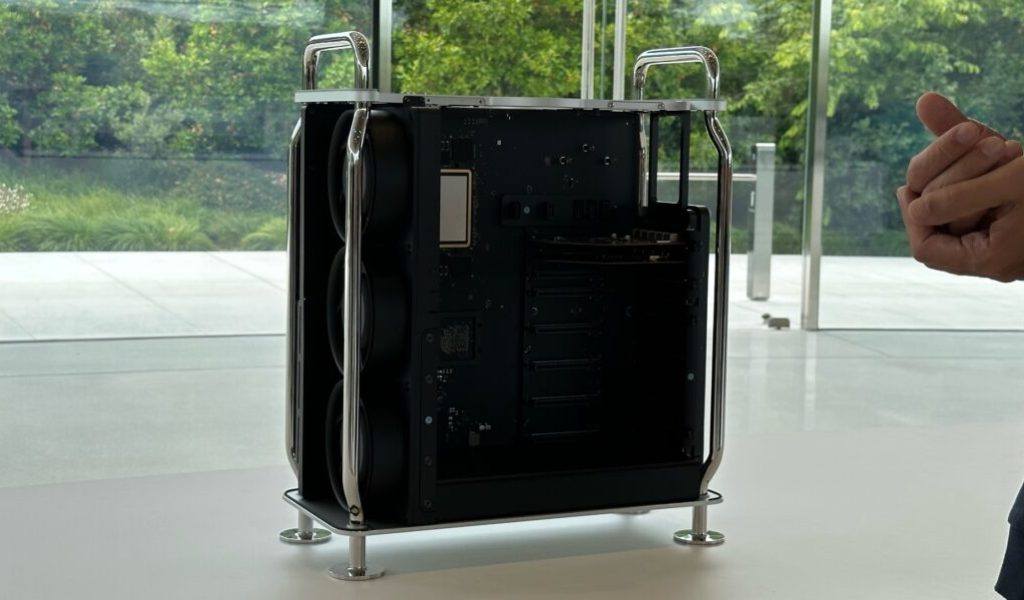 Le Mac Pro a un avantage sur le Mac Silicon : il peut être ouvert et supporte des extensions. // Source : Numerama Le Mac Pro a un avantage sur le Mac Silicon : il peut être ouvert et supporte des extensions. // Source : Numerama