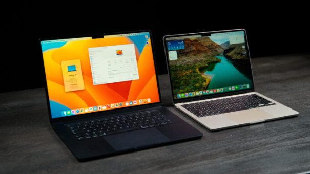 Le MacBook Air 15 (à gauche) à côté du MacBook Air 13 (à droite). // Source : Thomas Ancelle / Numerama
