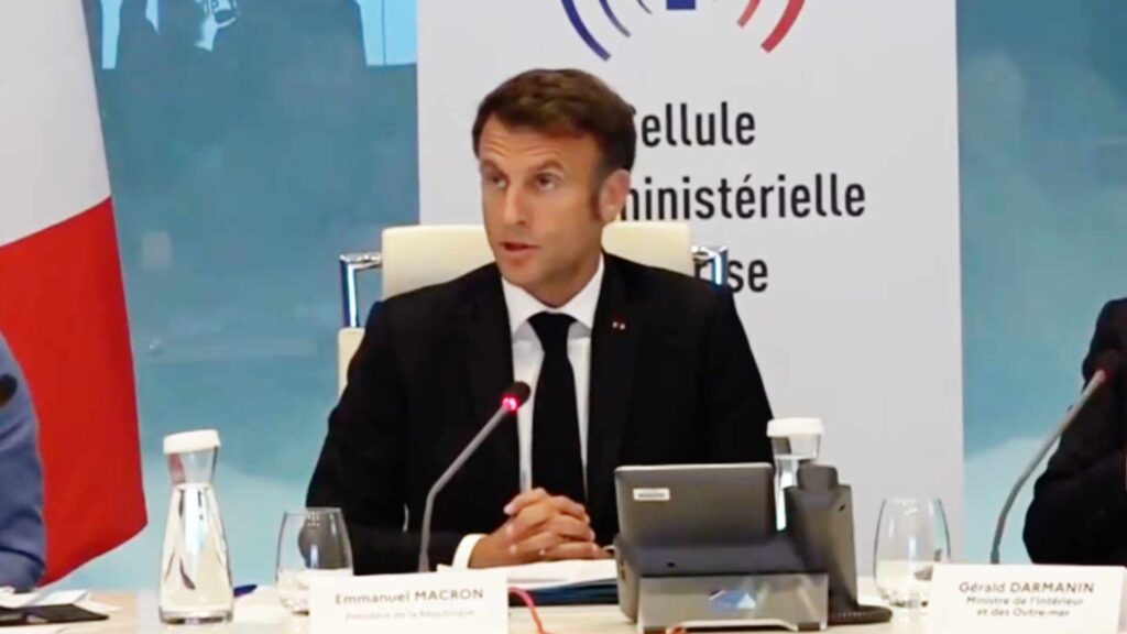 Emmanuel Macron lors de la cellule de crise interministérielle dédiée aux heurts après le meurtre de Nahel par un policier // Source : Élysée / Twitter