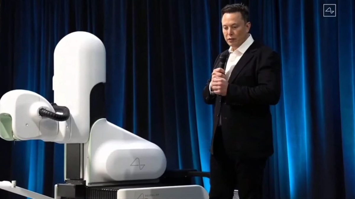 Elon Musk présentant le robot chirurgical. // Source : Neuralink