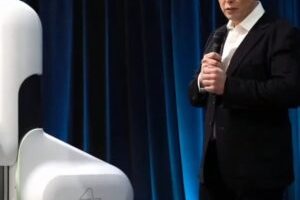 Elon Musk présentant le robot chirurgical. // Source : Neuralink