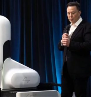Elon Musk présentant le robot chirurgical. // Source : Neuralink