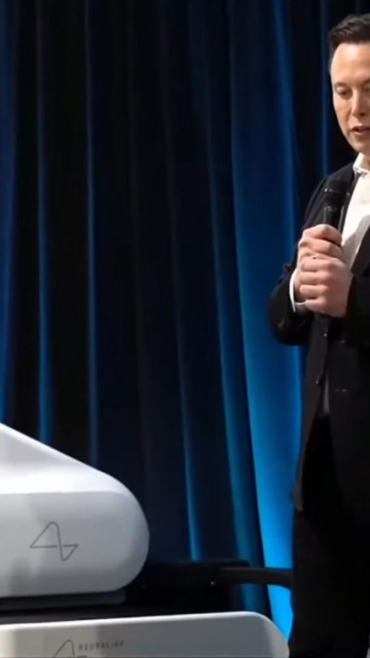 Elon Musk présentant le robot chirurgical. // Source : Neuralink