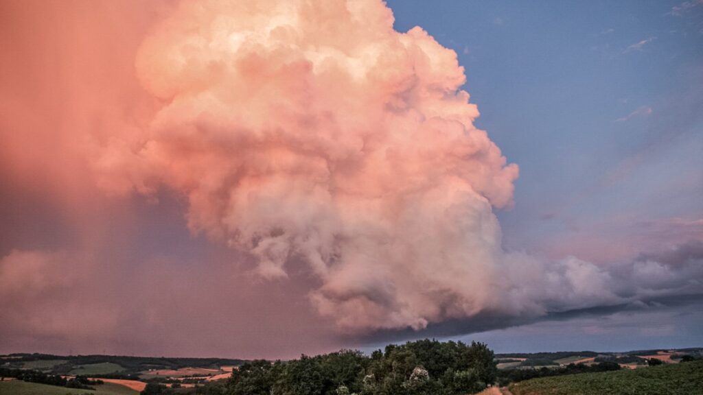 Orage supercellulaire. // Source : Via Twitter @meteo60