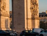 Arc de triomphe, à Paris, ensoleillé. // Source : Unsplash