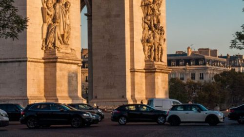 Arc de triomphe, à Paris, ensoleillé. // Source : Unsplash