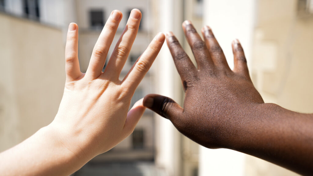 La différence de couleur entre plusieurs personnes remontent à plusieurs milliers d'années // Source : Nino Barbey pour Numerama