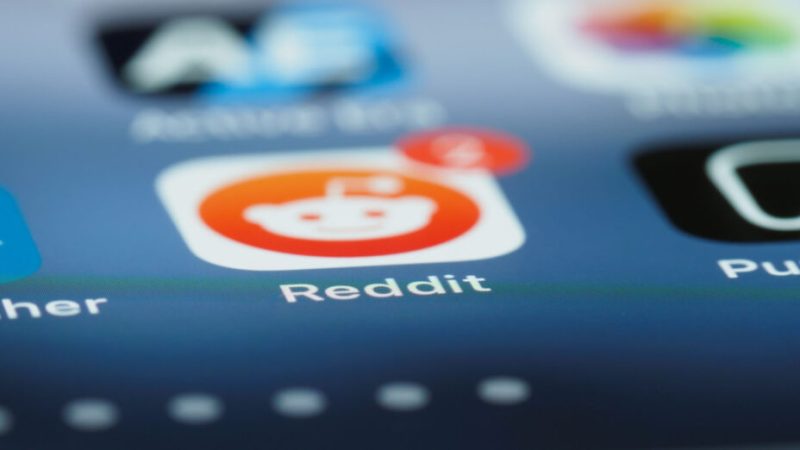 Reddit fait pression pour rouvrir les canaux passés privés, avant de passer en force