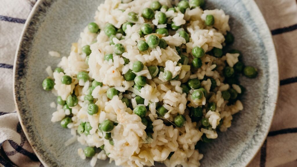Rincer le riz avant de le mettre à cuire dans la casserole n'a pas d'impact particulier sur le fait qu'il soit collant ou non, selon les études. // Source : Pexels