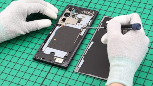 La réparation d'un smartphone Samsung. // Source : Samsung