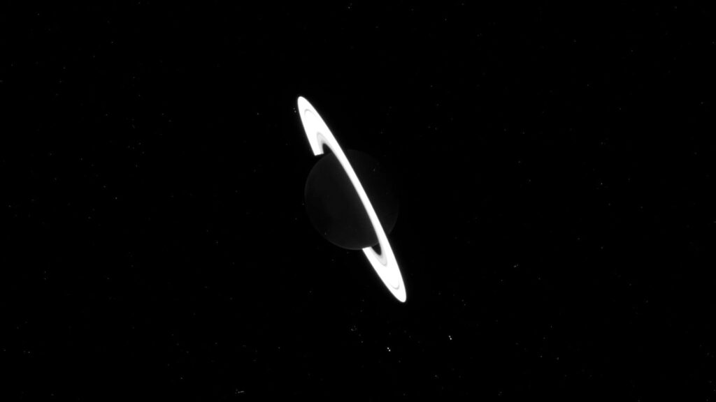 Saturne encerclée par ses brillants anneaux. // Source : JWST Feed (image recadrée)