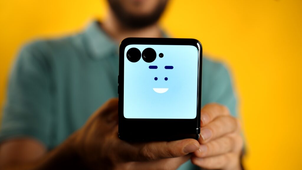 When taking someone's picture with the Razr 40 Ultra, you can use the cover screen to show real-time feedback or a smiling man to get the kids' attention.  // Source: Thomas Ancelle / Numerama