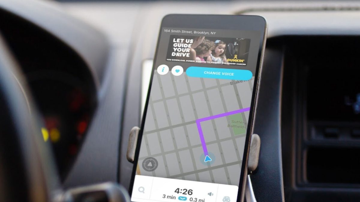 À l'arrêt, Waze diffuse des publicités.  // Source : Waze