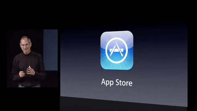 Steve Jobs lors de la première apparition du logo de l'App Store, le 6 mars 2008.