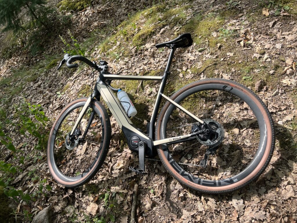 Un vélo gravel équipé du moteur Bosch Performance SX // Source : Julien Cadot pour Numerama