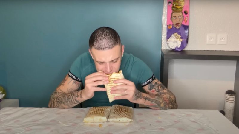 Girl dinner et gigatacos : les femmes picorent, les hommes se bâfrent ?