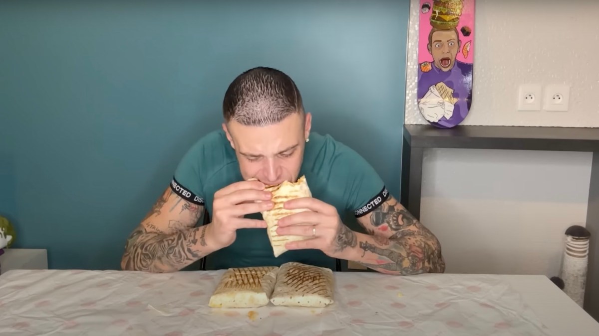 Le Youtubeur Alan Food Challenge se met régulièrement au défi de manger de très grandes quantités.  // Source : AlaN FoodChallenge sur Youtube