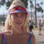 Quand Barbie arrive en Californie, c'est la douche froide. // Source : Warner Bros France sur Youtube. Capture d'écran Numerama. Quand Barbie arrive en Californie, c'est la douche froide. // Source : Warner Bros France sur Youtube. Capture d'écran Numerama.