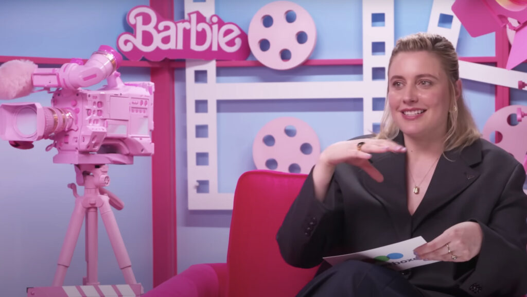 La réalisatrice de Barbie Greta Gerwig évoque les multiples références de son film auprès des médias américains. // Source : Letterboxd sur Youtube. Capture d'écran Numerama. 