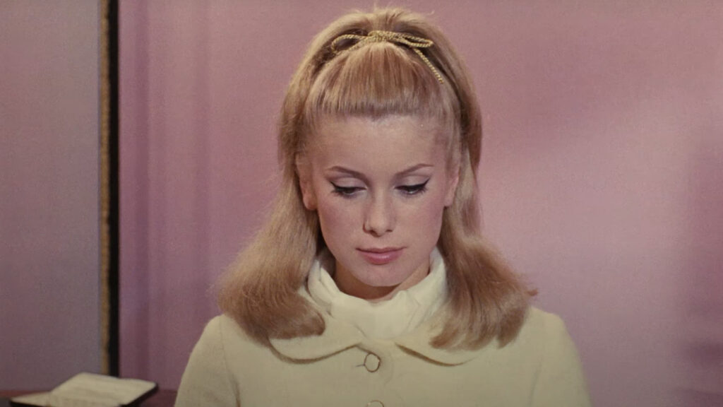 Catherine Deneuve joue le personnage de Geneviève dans le film de Jacques Demy. // Source : Ecole Louis Lumière sur Youtube. 