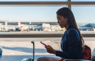 smartphone voyage // Source : adobe stock