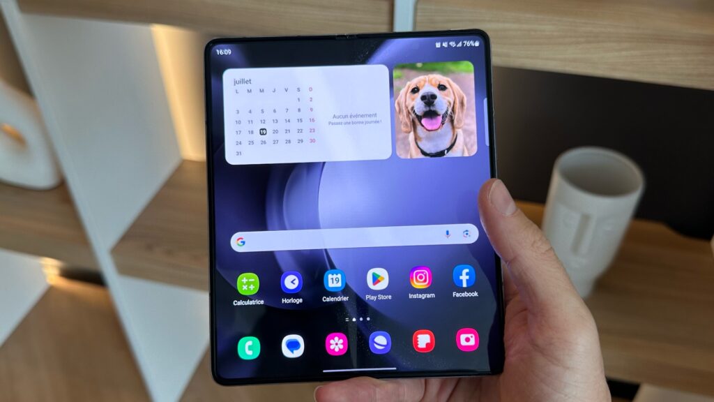 Le Galaxy Z Fold 5 a exactement le même format que son prédécesseur. Il est juste plus fin et plus léger. // Source : Numerama