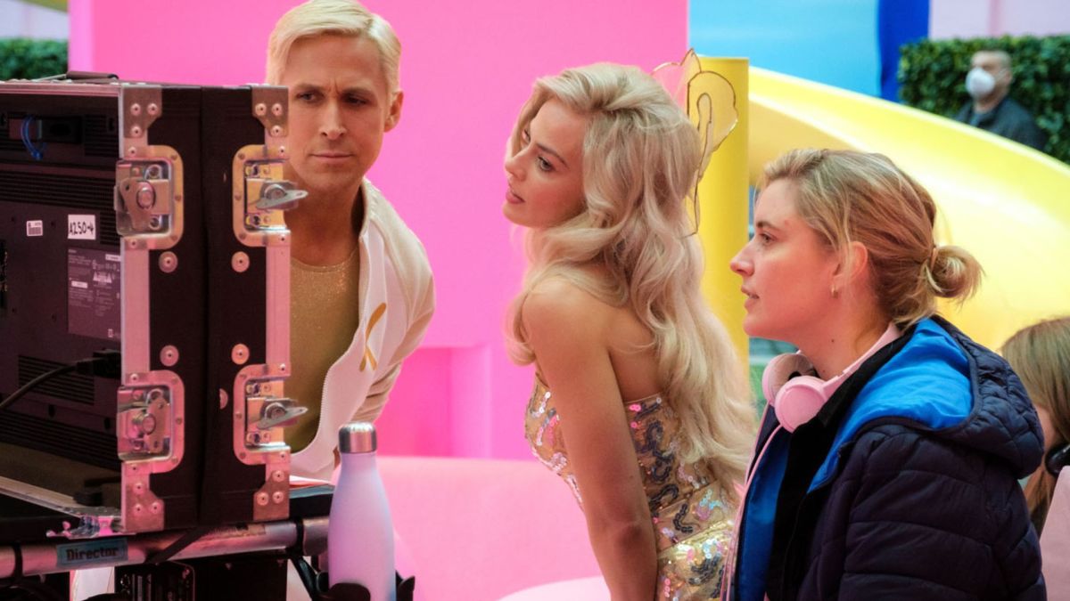 Ryan Gosling, Margot Robbie et la réalisatrice Greta Gerwig, sur le plateau de Barbie. // Source : Warner Bros./Barbie