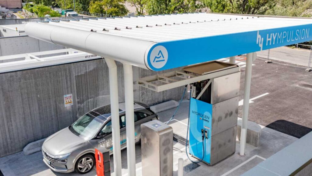 Une station de recharge pour les véhicules à hydrogène à Moutiers, en France. Une station de recharge pour les véhicules à hydrogène à Moutiers, en France.