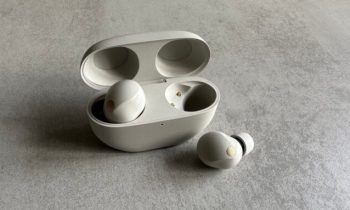 Les écouteurs Sony WF-1000XM5 dans leur boîtier // Source : Maxime Claudel pour Numerama
