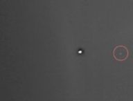 La Lune, minuscule point. // Source : ESA/DLR/FU Berlin, CC BY-SA 3.0 IGO, annotation Numerama
