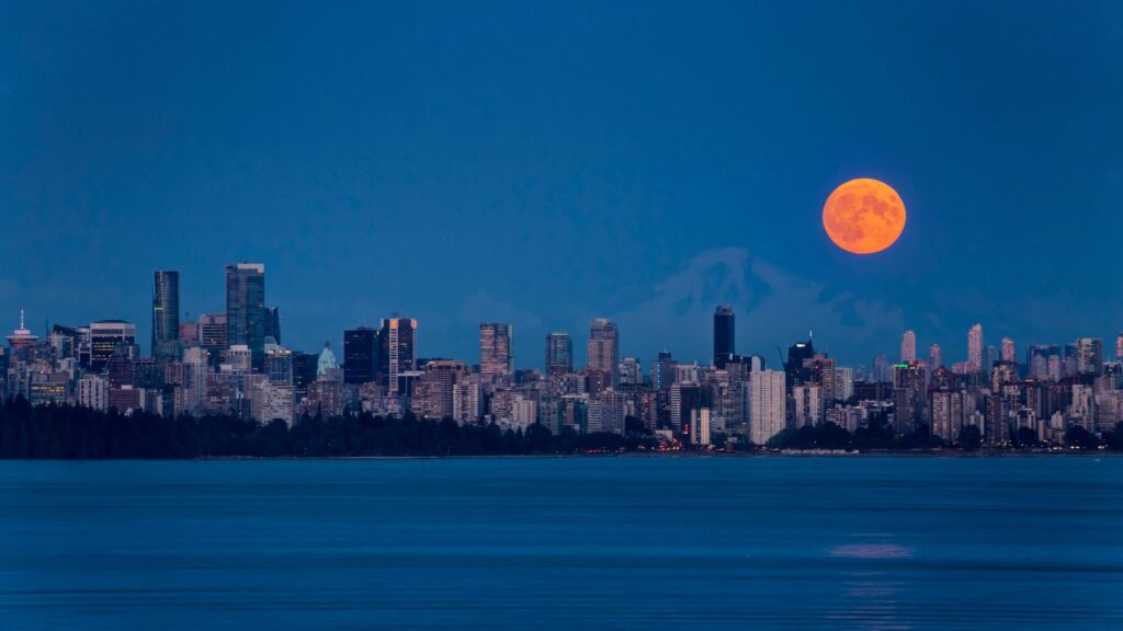 La Lune, proche de l'horizon, semble plus grosse. // Source : Canva