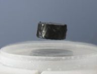 Exemple d'un matériau supraconductible, en lévitation car c'est une caractéristique typique. // Source : Mai-Linh Doan/Wikimédias