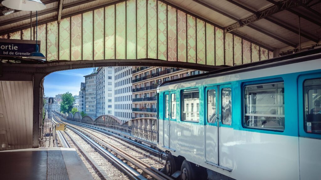 Un métro à Paris. // Source : Canva