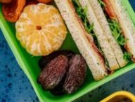 Une lunchbox avec un sandwich et des fruits.  // Source : Antoni Shkraba. Pexels. 