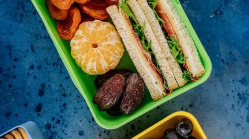 Une lunchbox avec un sandwich et des fruits.  // Source : Antoni Shkraba. Pexels. 