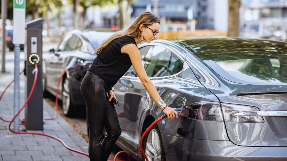 Recharge d'une voiture électrique. // Source : Canva