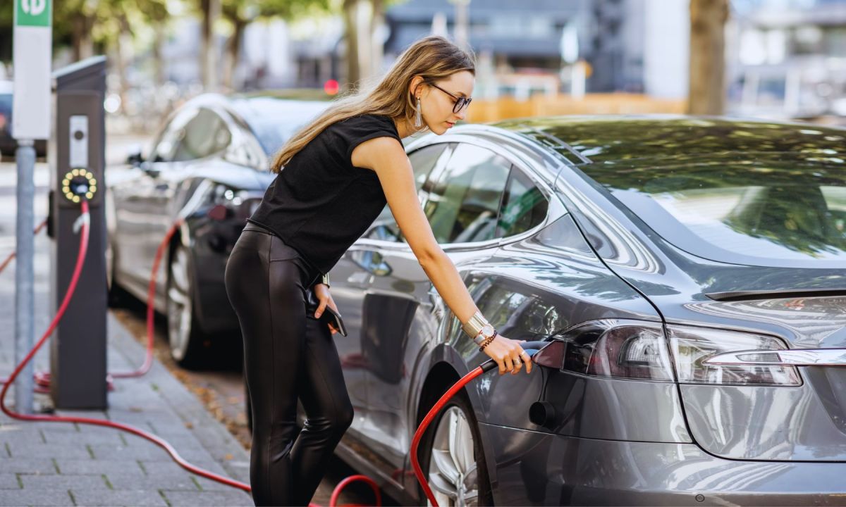 Recharge d'une voiture électrique. // Source : Canva