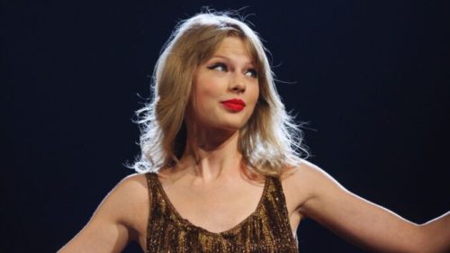 Taylor Swift. // Source : Flickr/CC/Eva Rinaldi (photo recadrée et modifiée avec Canva)