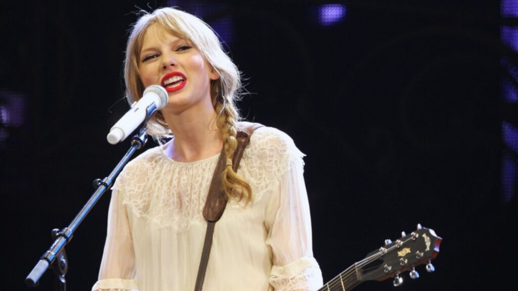Taylor Swift en concert. // Source : Flickr/CC/Eva Rinaldi (photo recadrée et modifiée avec Canva)