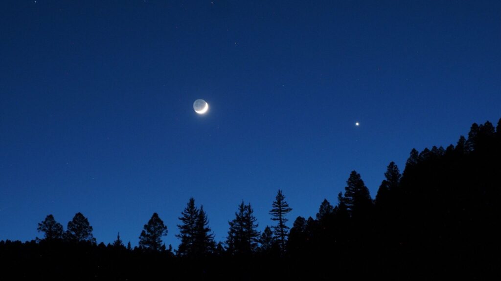 Les conjonctions entre Vénus et la Lune aident à trouver facilement l'Étoile du berger. // Source : Flickr/CC/KrisNM (photo recadrée)