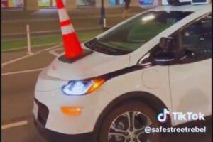 Un taxi autonome bloqué par un cône. // Source : Via Twitter @SafeStreetRebel
