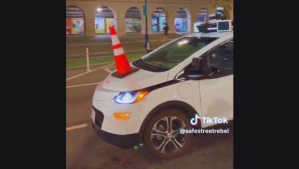 Un taxi autonome bloqué par un cône. // Source : Via Twitter @SafeStreetRebel