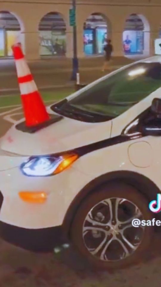 Un taxi autonome bloqué par un cône. // Source : Via Twitter @SafeStreetRebel