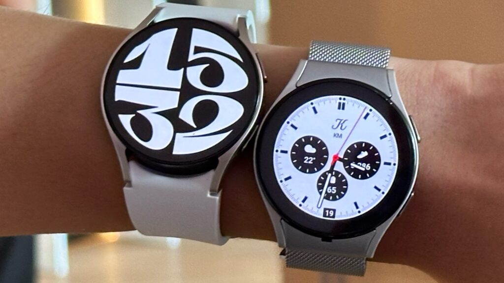 La Galaxy Watch 6 à gauche, la Galaxy Watch 5 à droite. L'écart est immense, alors qu'elles font la même taille.