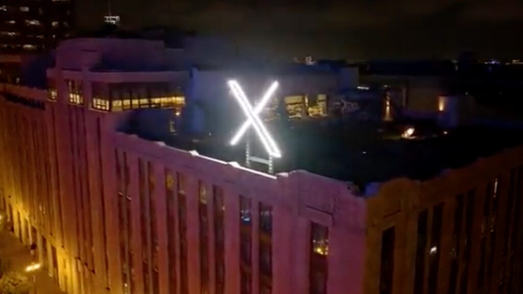 Le logo de X sur le siège de l'entreprise. // Source : X