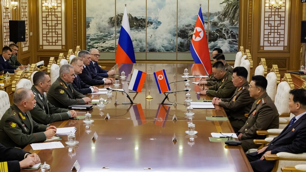 Le ministre de la défense russe Shoigu s'est rendu en Corée du Nord en juillet dernier. // Source : Korean Central News Agency