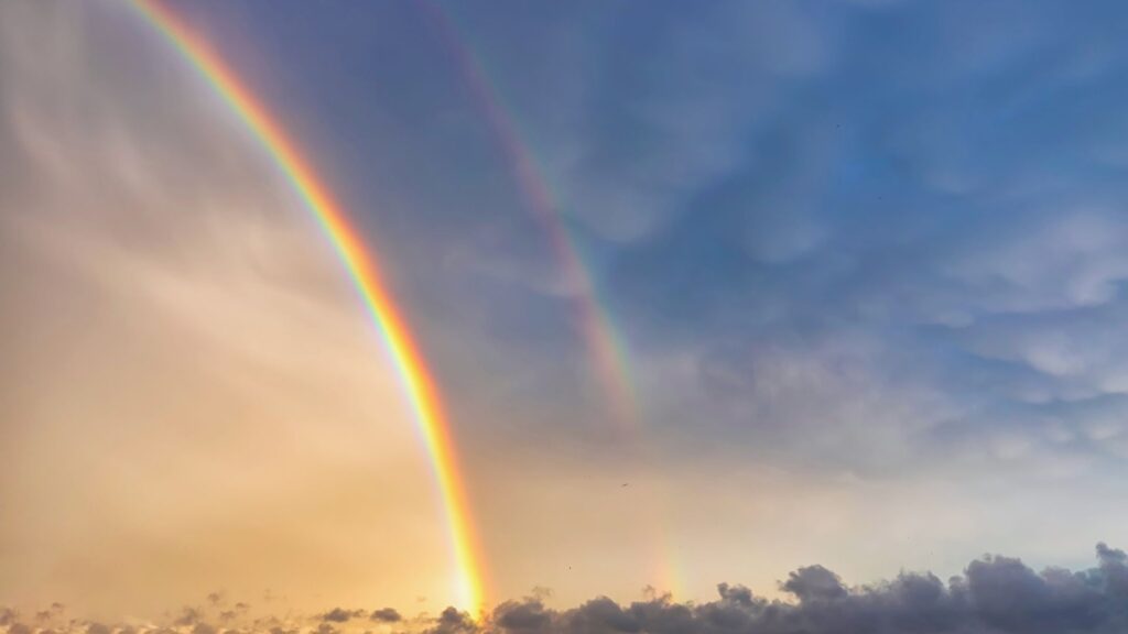 Les 2 arcs de l'arc-en-ciel. // Source : Canva