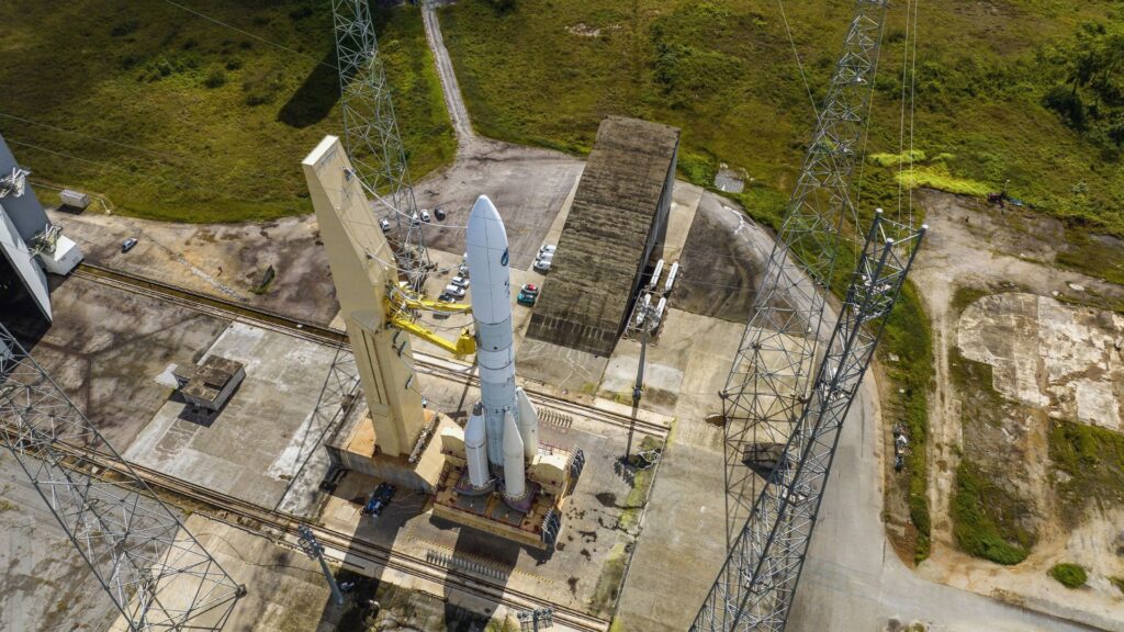 Le lanceur sur son pas de tir en juin 2023. // Source : CNES/ESA/Arianespace-ArianeGroup/Optique Vidéo CSG/P Piron, 2023 (image modifiée avec Canva)