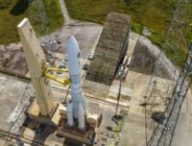 Le lanceur sur son pas de tir en juin 2023. // Source : CNES/ESA/Arianespace-ArianeGroup/Optique Vidéo CSG/P Piron, 2023 (image modifiée avec Canva)