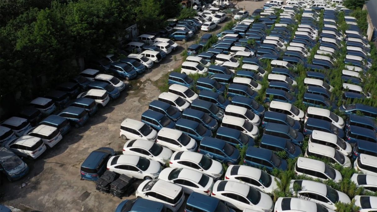 Extrait vidéo de voiture électrique abandonnées en chine // Source : Bloomberg